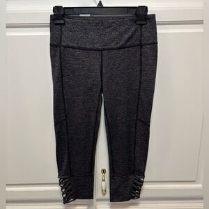 Athleta Quest Mind Over Mat Dark Gray Capri Leggings Women’s Size Small